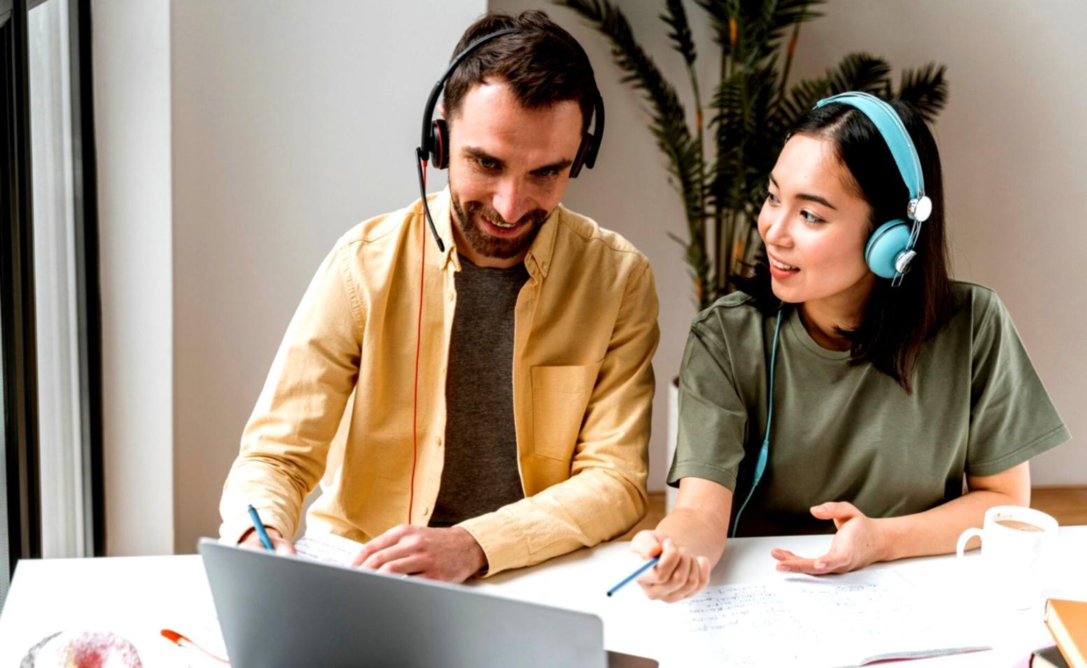 Modernes Büro mit Finanzberatung in Aktion