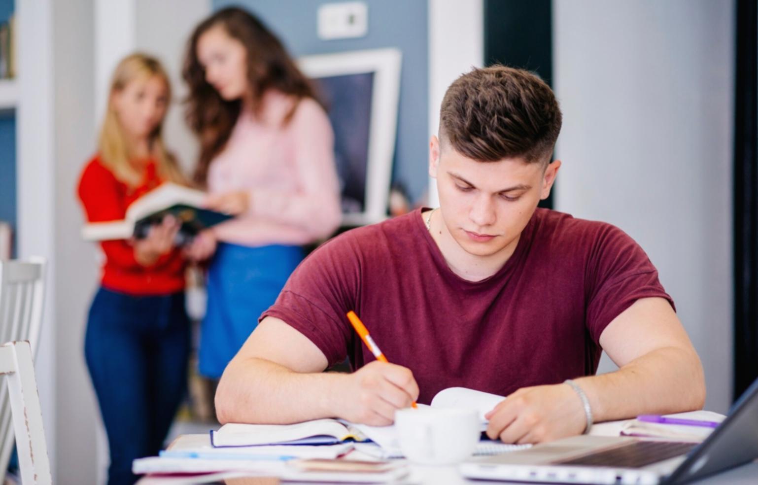 Team bei der Arbeit an individuellen Finanzlösungen